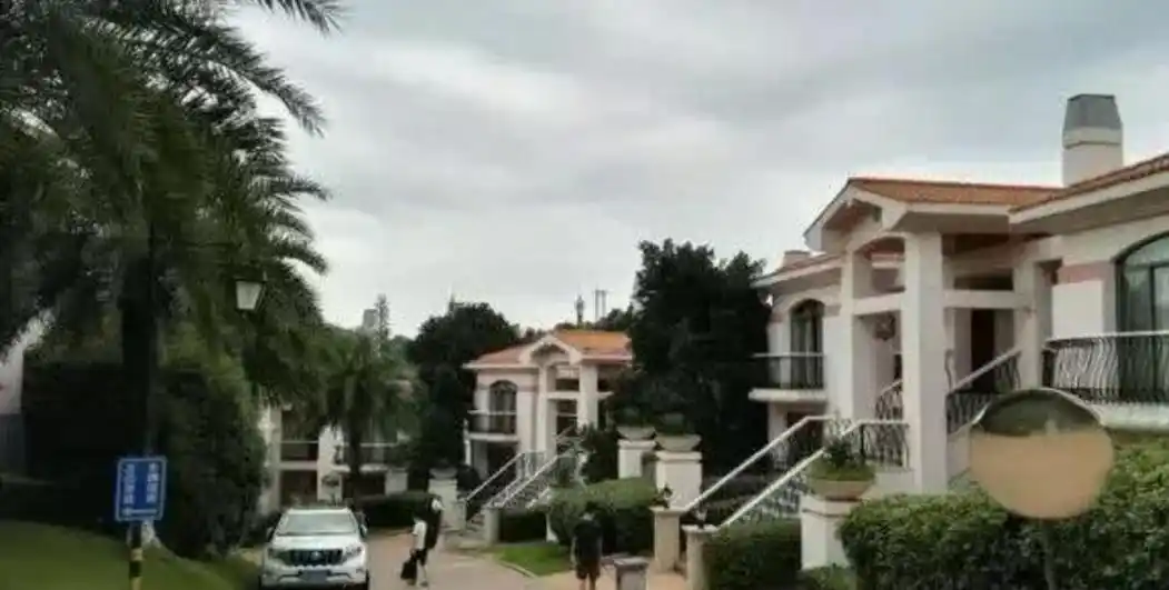 靳东深夜返5千万豪宅提礼品与友人挥手显不舍44岁身材太健硕