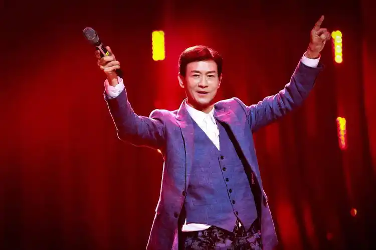 郑少秋被时间侵蚀的身体里居住的是年轻风趣的灵魂