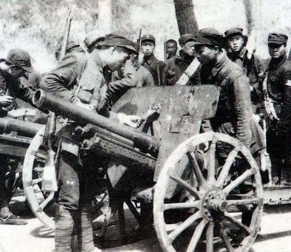 图为八路军缴获的日军步兵炮图为在1940年百团大战中八路军缴获的日军