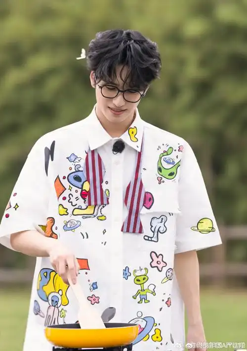 长褂 印花工装衬衫 印花牛仔裤  是妥妥的知识份子造型吧  严浩翔超话