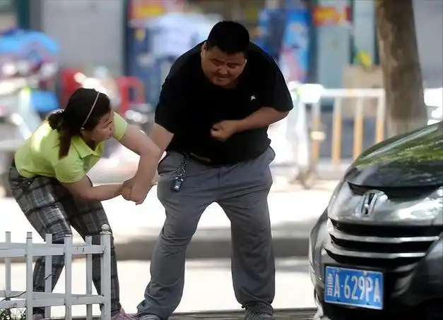 回顾电梯霸凌事件:男子嚣张称自己就是黑社会!官方回应来了