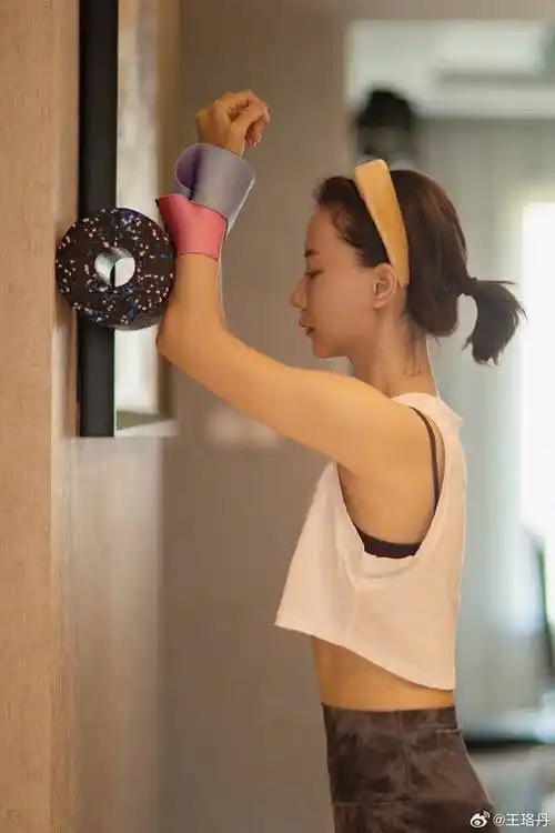 王珞丹素颜竟然这么好,白色老头衫搭配瑜伽裤,马甲线超抢镜!