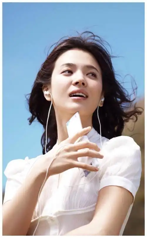 米兰时装周镜头下的宋慧乔,虽年轻不再但依旧不失优雅