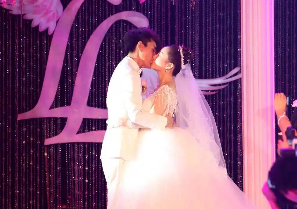 贾乃亮李小璐婚礼高清照被扒,曾经让人羡慕的回忆