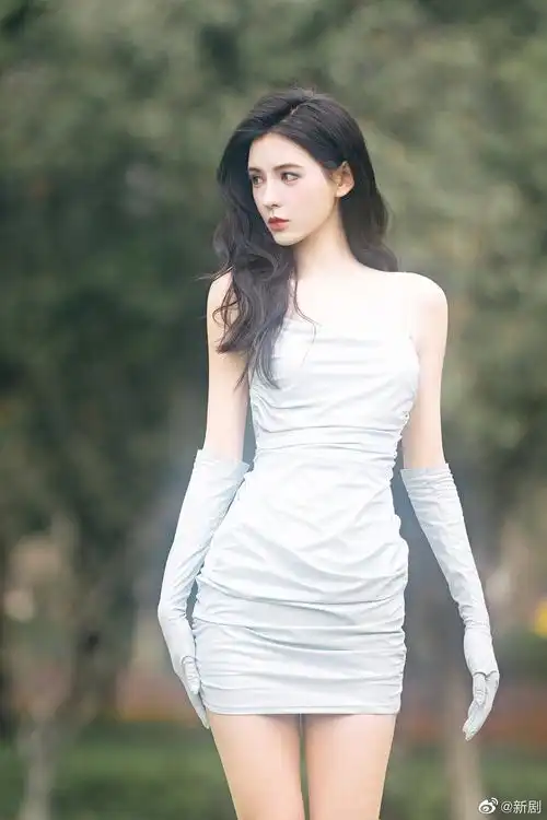 张予曦晒白色吊带裙造型随拍,她真的好看到发光__财经头条