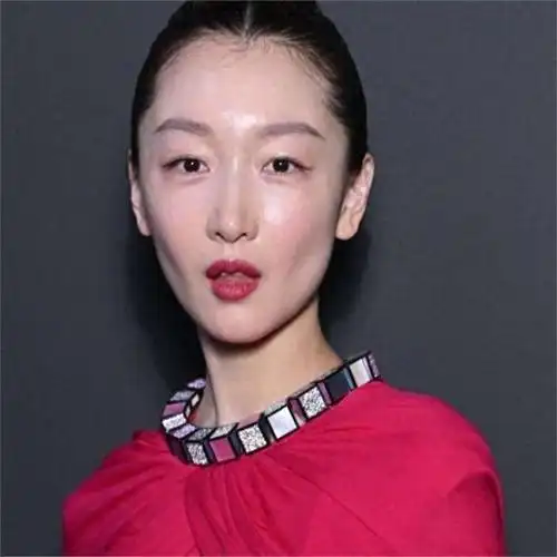 周冬雨亮相在北影节大变模样,抬头向上看,眼角张开眼睛变的大了