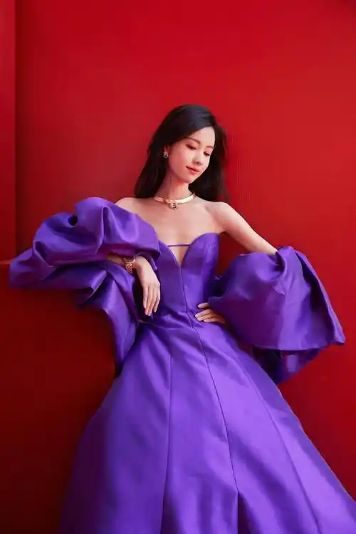 陈都灵时尚写真:姣美水灵,楚楚动人