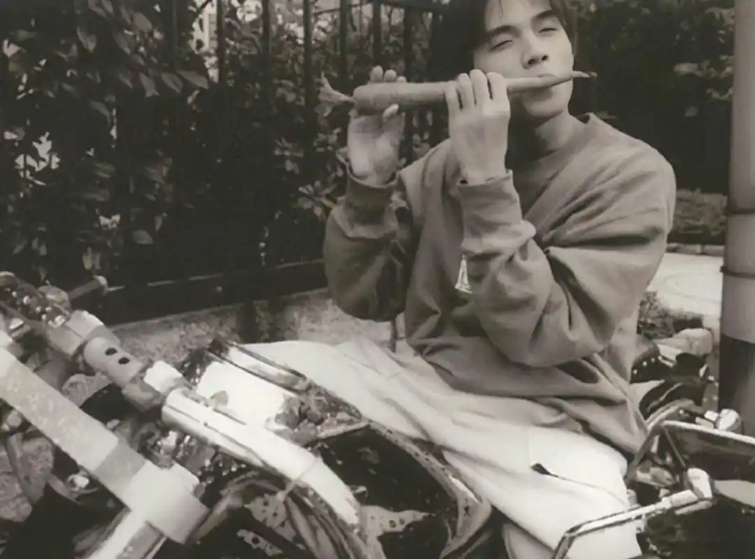 周杰伦一组中二的老照片.