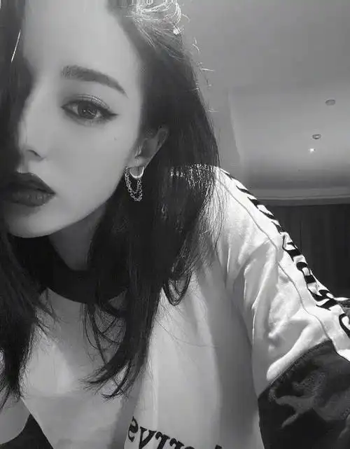 迪丽热巴晒入秋新姿势,解锁"秋酷",网友:拍照姿势有点奇怪