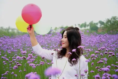 徜徉在紫色的花海,仿佛置身于仙境般的梦幻.