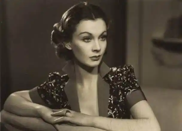 费雯丽的颜值有多高?五官立体,美艳无比,可惜53岁就香消玉殒