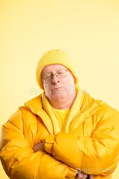搞笑人像真人高清黄色背景照片-正版商用图片0mr869-摄图新视界