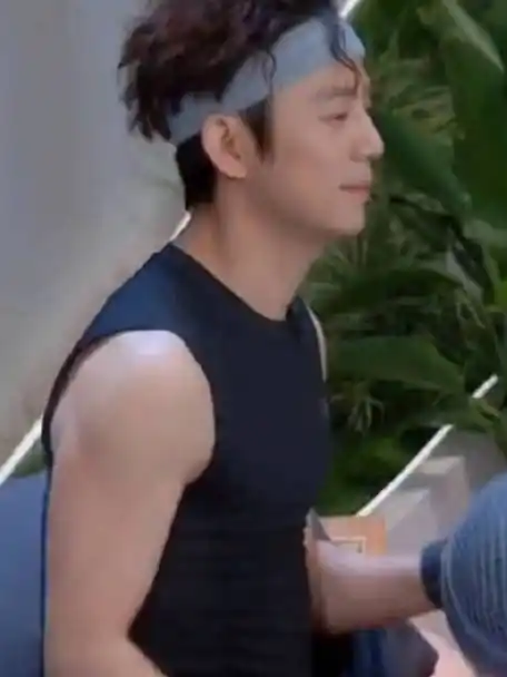 啊啊啊快50岁的何炅肌肉线条超好看!被吓到了!