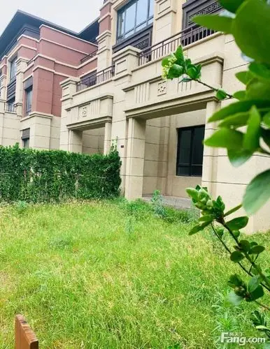 看这!龙湖紫云台现房联排别墅,地上三层带车库,位置好,无遮挡