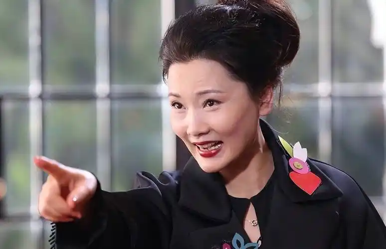 何赛飞:已火的出圈,连续2天获得曹可凡和张泽群2位男主播的力挺_照片