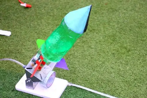 南航学生自制"水火箭" 迎接首个中国航天日