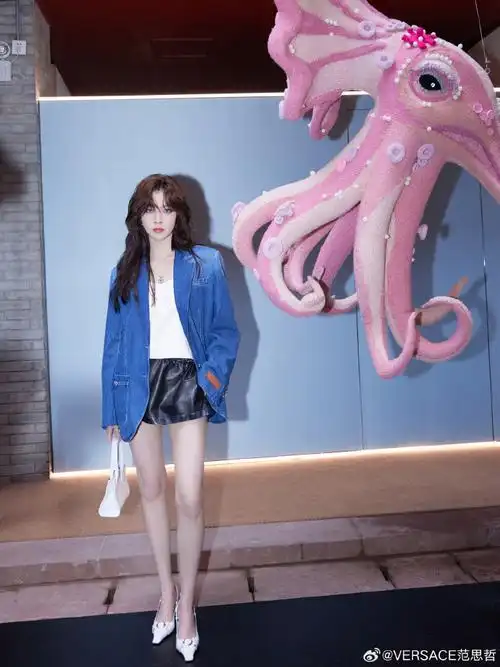 演员@cecilia宋妍霏身着#versace夏日度假系列#亮相"la vacanza"成都