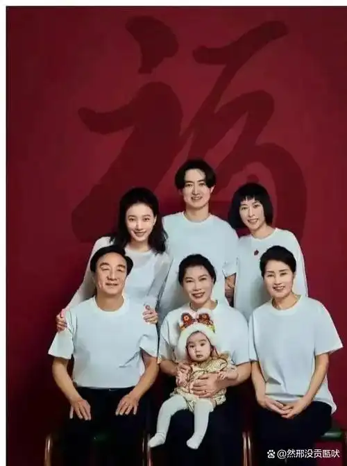 王珞丹难得公开全家福一家七口超有爱元宵节全家出镜