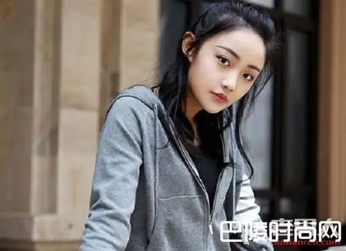 剧中,吴佳怡饰演的杜杜是杜思远的"不省心"女儿,是权来女儿权薇的继女