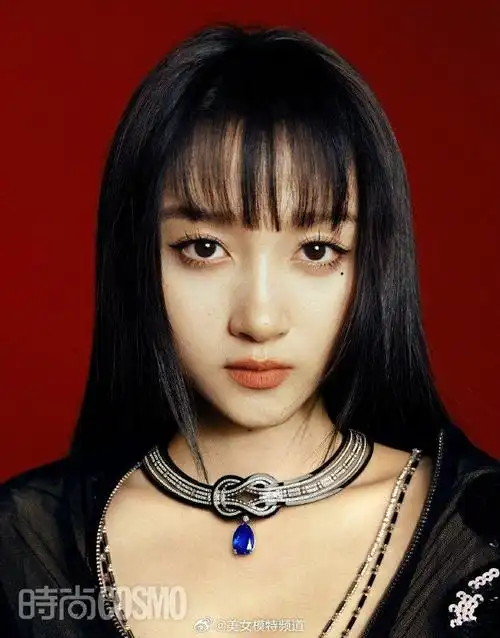 关晓彤花花世界大片身材吸睛 齐刘海造型酷拽随性