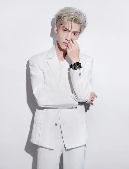 罗云熙身穿白色西装搭配银发造型