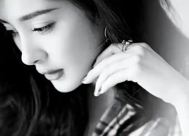 杨幂侧颜迷人,卷发知性,西装气场十足