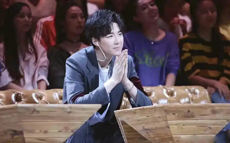 刘宇宁同框张雪迎,俩人连妆容都一样,脸上抹粉太多,生图有点惨