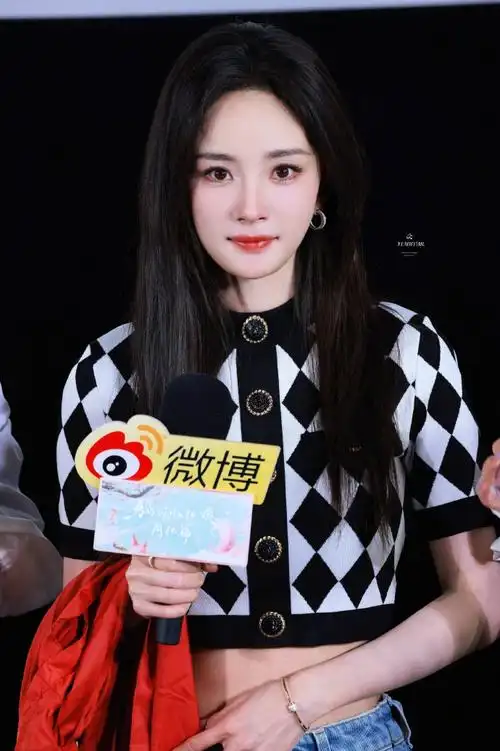 杨幂龚俊立狐妖热度flag#杨幂今日活动饭拍  连轴转的行程丝毫不影响