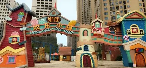 "维佳欢乐小镇"乐园坐落于武汉市洪山区文治街和文昌街交汇处,临近