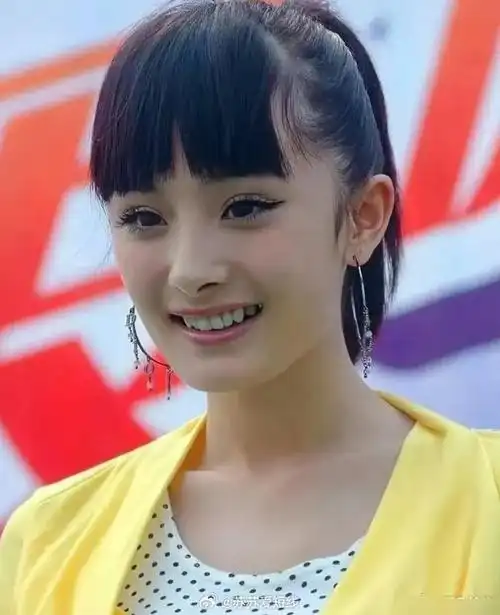 杨幂刚出道的照片,脸好方啊!