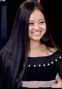 侯祖辛:黑色蝙蝠袖t恤 阔腿裤来自北京的直爽女孩侯祖辛蝙蝠袖t恤