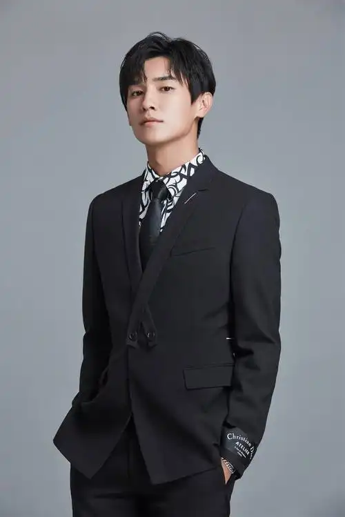 杨旭文曝光时尚写真 西装造型帅气雅致