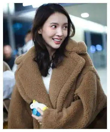 金晨素颜状态超好,格子围巾当成披肩太洋气,长发飘飘美似初恋_时尚_大