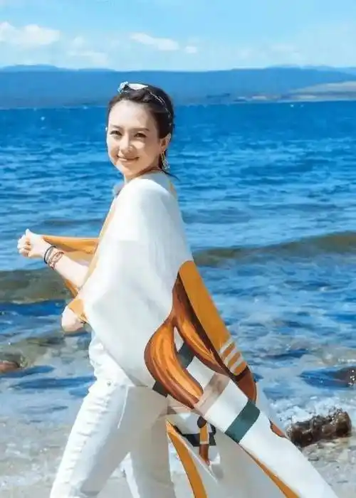 章子怡在国外更加惊艳,穿深v裸色连衣裙走红毯,美出了