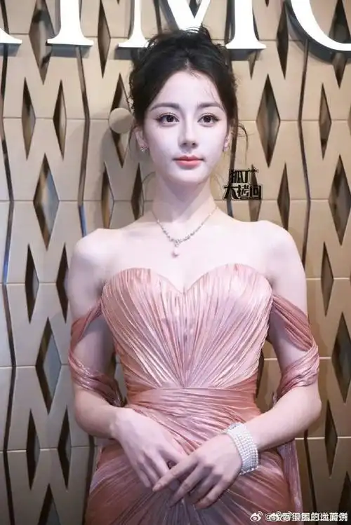 每个活动都能出神图  玫金色长裙…谁想的好美    迪丽热巴|迪丽热巴