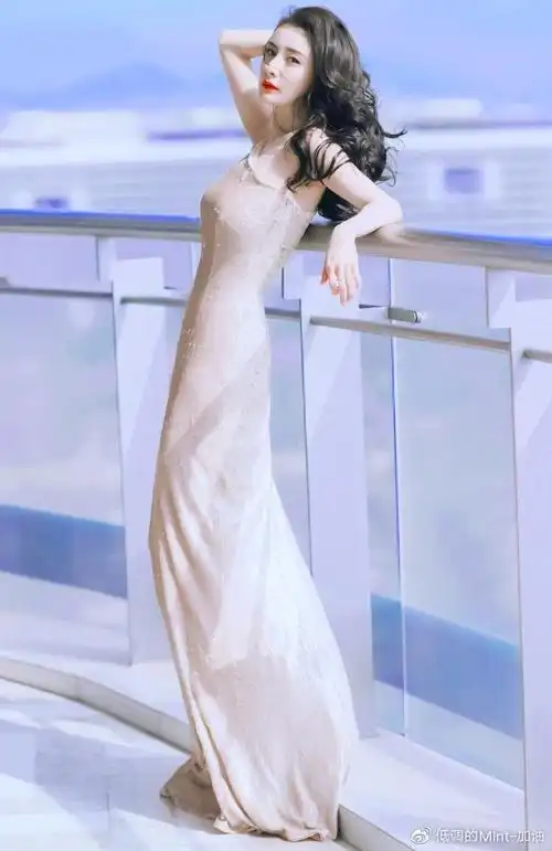 杨幂穿无袖礼服拍大片,室外状态纯如少女,室内状态辣如御姐