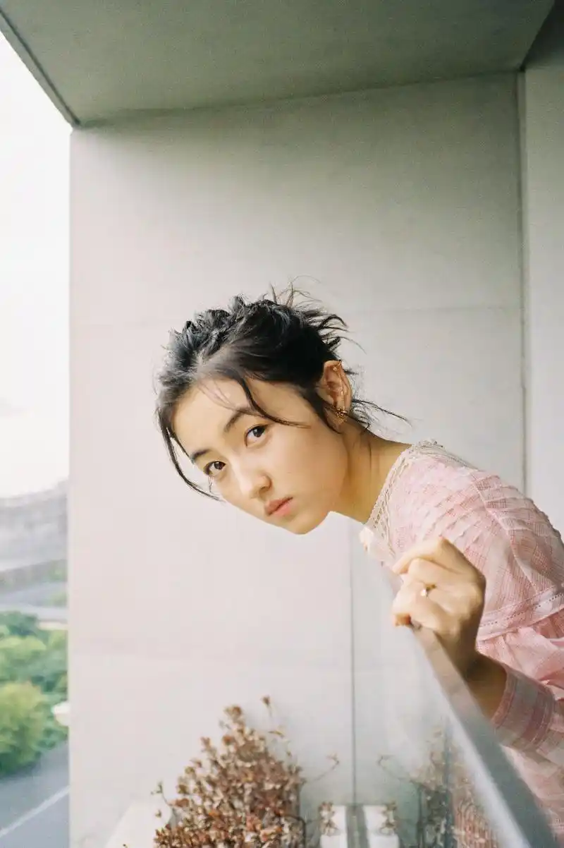 张子枫粉色清新可爱生活照图片