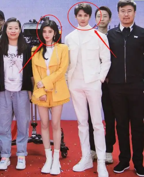 原创鞠婧祎现身新剧开机仪式与男主合照超有cp感鞋子却成亮点