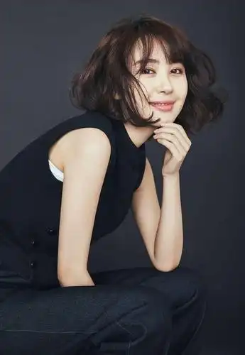 李菲儿真会玩,黄衬衫配小短靴,热辣又不失帅气