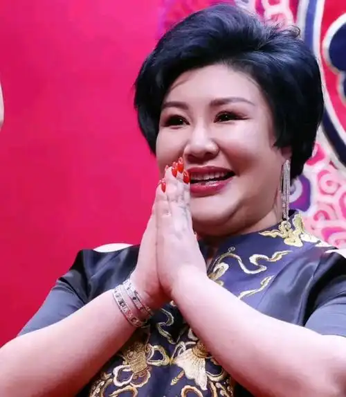 郭德纲老婆王惠暴肥引人担忧,走路全程要人搀扶,郭汾瑒体型像妈-蘑菇