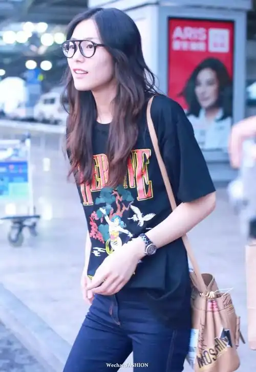 明星| 看了"t恤控"刘雯的示范 买10000件t恤也不嫌多