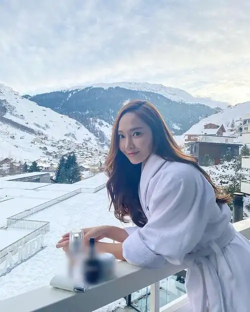 组图:郑秀妍穿睡袍倚栏杆上看雪景 长发及腰笑靥如花心情好_高清图集