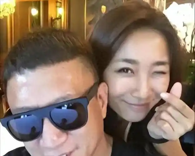 孙红雷的老婆王骏迪是个挺棒的演员,他俩老是挑在同一个剧组演戏,这样