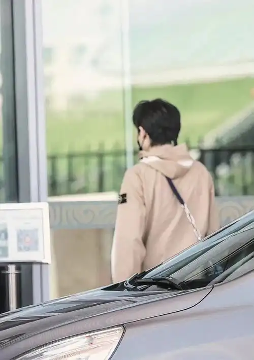 宋亚轩卡其色套装