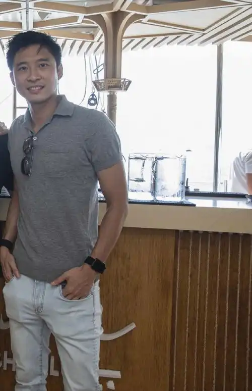 露出的手臂也是非常强壮有肌肉,也许是灯光的问题霍启山的皮肤看起来