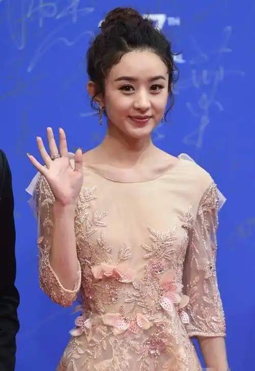 本以为赵丽颖关晓彤走红毯又要惊艳一回可p前p后的照片差这么大_花