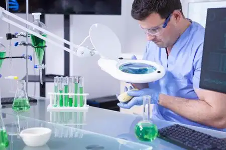 农业试验实验室里年轻的白人男科学家在给玉米注射液体进行农业试验