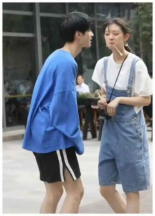 这对情侣身高差不多,但女人的腿看起来更长一些.