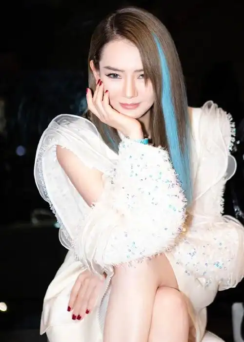 戚薇冰水蓝挑染发色时尚写真图片812