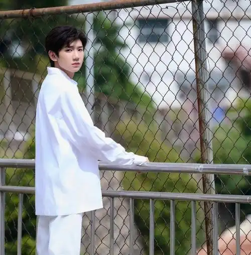 王源春日大片##王源纯白套装